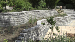 Natursteinmauer als Böschungssicherung